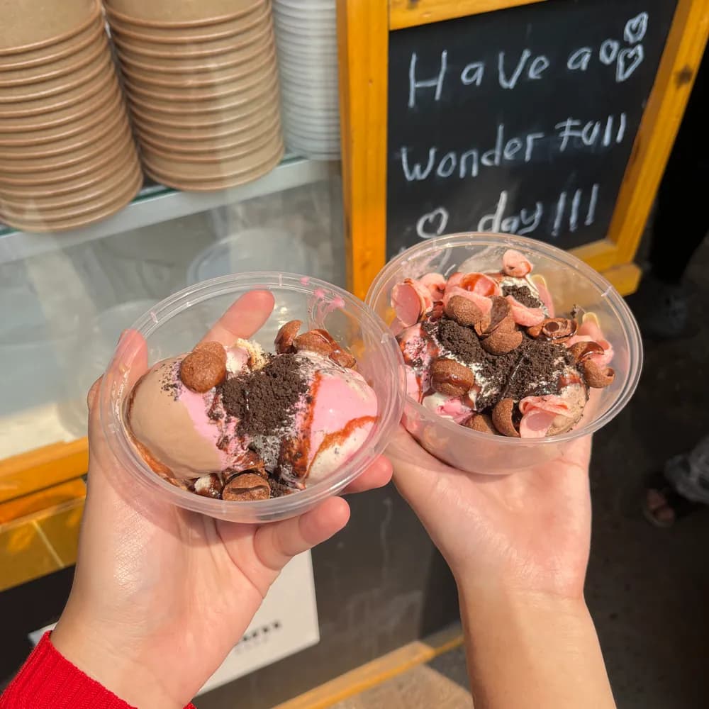 Es krim scoop homemade Terrasmave dengan 3 scoop rasa dan topping